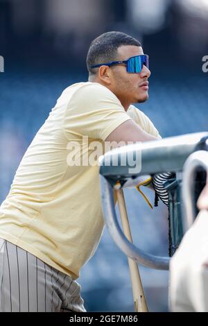 San Diego Padres troisième bassière Manny Machado (13) prend la pratique de la batte avant un match de la saison régulière de la MLB contre les Rocheuses du Colorado, lundi, Augus Banque D'Images