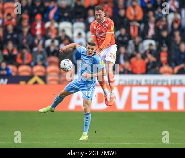 Blackpool, Royaume-Uni. 17 août 2021. Richard Keogh #26 de Blackpool défis Viktor Gyokeres #17 de Coventry City pour le ballon à Blackpool, Royaume-Uni le 8/17/2021. (Photo de Mark Cosgrove/News Images/Sipa USA) crédit: SIPA USA/Alay Live News Banque D'Images