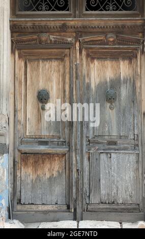 Vieille porte en bois rustique Banque D'Images