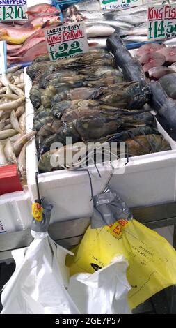 BOLTON. GRAND MANCHESTER. ANGLETERRE. 05-06-21. Marché de la rue Ashnurner. Grosses crevettes à vendre sur une étalle de poissonniers. Banque D'Images