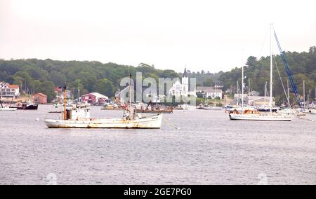 Un bateau de pêche de Gloucester à l'ancre dans le port de Boothbay, Maine, États-Unis Banque D'Images