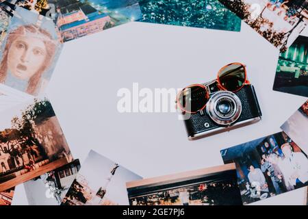 IASI, ROUMANIE - 29 juillet 2021 : un collage avec de vieilles cartes postales italiennes et un appareil photo d'époque Banque D'Images