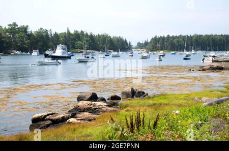 Cosy Harbour à West Southport, Maine, États-Unis, un jour d'été Banque D'Images