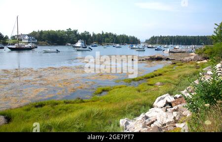 Cosy Harbour à West Southport, Maine, États-Unis, un jour d'été Banque D'Images