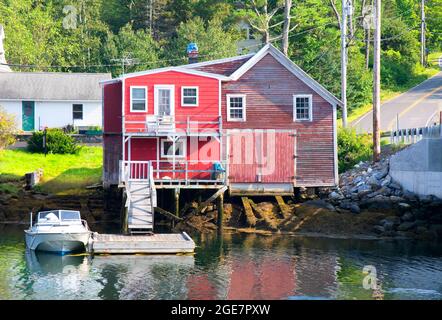 Une maison de pêcheur et d'affaires sur la rive de Southport, Maine, USA Banque D'Images