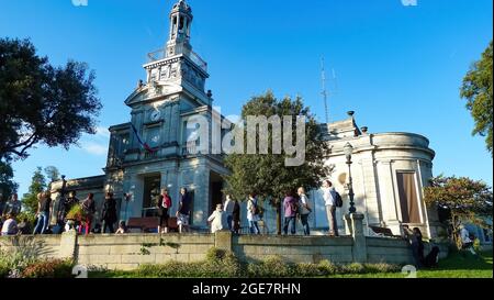 Cognac, France - septembre 9. 2016: Vue sur l'hôtel de ville avec tour de l'horloge (Hotel Otard de la Grange) dans le parc public (jardin public) contre bleu Banque D'Images