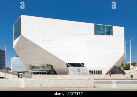 Bâtiment Casa da Música dédié à la musique, aux spectacles publics, à la formation artistique et à la création. Conçu par Rem Koolhaas Porto - Portugal [Casa da M Banque D'Images