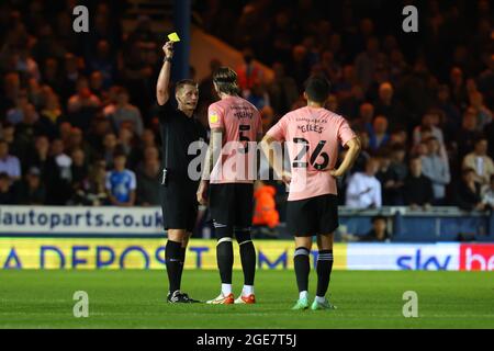 Peterborough, Cambridgeshire, Angleterre; 17 août 2021; Weston Homes Stadium, Peterborough, Cambridgeshire, Angleterre; EFL Championship football, Peterborough versus Cardiff City; Aden Flint, de Cardiff City, se voit une carte jaune Banque D'Images