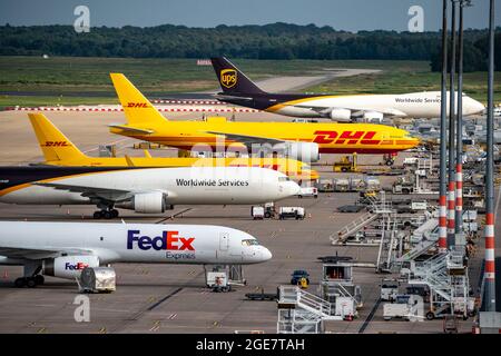 Aéroport de Cologne-Bonn, CGN, avion cargo debout devant le centre de fret aérien, chargé et déchargé, NRW, Allemagne, Banque D'Images