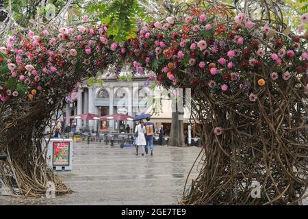 Bruxelles, Belgique. 17 août 2021. Une installation florale est vue dans le centre de Bruxelles, en Belgique, le 17 août 2021. Un événement floral « Bruxelles à Bloom » a eu lieu du 15 août au 5 septembre de cette année dans les rues autour de la Grand-place de Bruxelles, alors que le tapis de fleurs a été déplacé en août 2022. Credit: Zheng Huansong/Xinhua/Alay Live News Banque D'Images