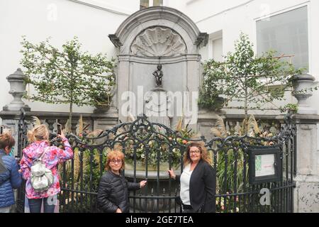 Bruxelles, Belgique. 17 août 2021. Une installation florale est vue au Manneken Pis, dans le centre de Bruxelles, en Belgique, le 17 août 2021. Un événement floral « Bruxelles à Bloom » a eu lieu du 15 août au 5 septembre de cette année dans les rues autour de la Grand-place de Bruxelles, alors que le tapis de fleurs a été déplacé en août 2022. Credit: Zheng Huansong/Xinhua/Alay Live News Banque D'Images