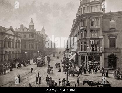 Vue de la fin du XIXe siècle sur l'avenue Royale, au centre-ville de Belfast, la capitale et la plus grande ville d'Irlande du Nord, située sur les rives de la rivière Lagan sur la côte est. Belfast a été un port important jouant un rôle important dans la révolution industrielle en Irlande, lui gagnant le surnom de "Linenopolis" comme un centre majeur de la production de lin irlandais, de la transformation du tabac et de la fabrication de corde. La construction navale était également une industrie clé; le chantier naval Harland et Wolff, qui a construit le RMS Titanic, était le plus grand chantier naval du monde. Banque D'Images