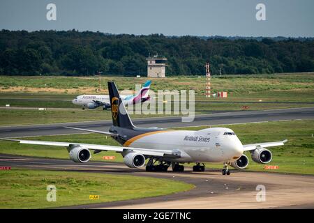 Aéroport de Cologne-Bonn, CGN, UPS Airlines cargo Boeing 747, après l'atterrissage, en train de rouler au centre de fret, Eurowings Airbus en train de décollage, NRW Banque D'Images