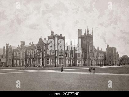 Vue de la fin du XIXe siècle du Queen's College de l'université de Belfast, en Irlande. L'université gothique, conçue par Sir Charles Lanyon, a été la première fois agréée comme 'Queen's College, Belfast' en 1845, lorsqu'elle a été associée au Queen's College, à Cork, Et le Queen's College de Galway, dans le cadre de l'Université Queen's d'Irlande – fondée pour encourager l'enseignement supérieur pour les catholiques et les presbytériens, comme un équivalent du Trinity College de Dublin, alors une institution presque exclusivement anglicane. Banque D'Images