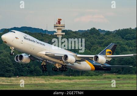 Aéroport de Cologne-Bonn, CGN, UPS Airlines cargo Boeing 747, au décollage, tour radar, NRW, Allemagne, Banque D'Images