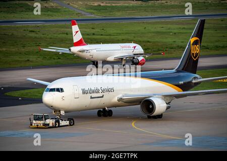 Aéroport de Cologne-Bonn, CGN, transport aérien autrichien Airbus pour décollage, UPS Airlines Boeing 767-300, remorqué jusqu'à une position de stationnement, NRW, Allemagne, Banque D'Images