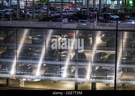 Aéroport de Cologne-Bonn, CGN, NRW, parking P2 au terminal passager 2, soirée, Allemagne, Banque D'Images