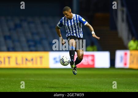 Liam Palmer #2 de Sheffield mercredi contrôle la balle dans, le 8/17/2021. (Photo de Craig Thomas/News Images/Sipa USA) crédit: SIPA USA/Alay Live News Banque D'Images