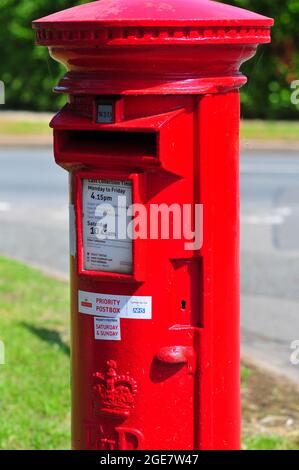 Boîte postale rouge en Angleterre au Royaume-Uni Banque D'Images