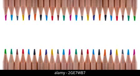 Isolat de crayons en bois multicolores. Crayons de différentes couleurs, disposés dans une ligne de lumière sur un fond blanc uniforme, pour insertion dans Banque D'Images