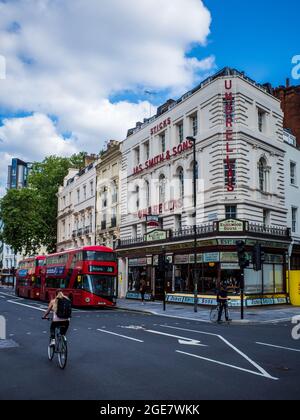 New Oxford Street en direction de Holborn dans le centre de Londres - magasin de parapluie James Smith sur la droite. Banque D'Images