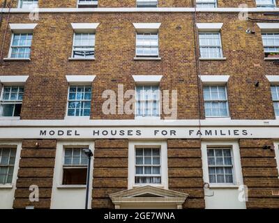 Model Houses for Families (aujourd'hui Parnell House), Streatham Street, Londres - première initiative philanthropique de logement à Bloomsbury Central London 1845. Banque D'Images