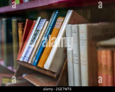 Virginia Woolf livres dans la fenêtre de la librairie hantée à Cambridge au Royaume-Uni. Banque D'Images