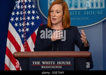 Washington, Vereinigte Staaten. 17 août 2021. Le secrétaire de presse de la Maison-Blanche, Jen Psaki, tient un exposé de presse à la suite de Jake Sullivan, conseiller à la sécurité nationale, qui a parlé des récents événements survenus en Afghanistan à la Maison-Blanche à Washington, DC, le mardi 17 août 2021. Crédit: Ken Cedeno/Pool via CNP/dpa/Alay Live News Banque D'Images