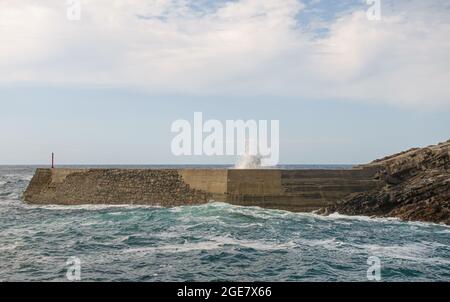 Vagues se brisant sur la promenade de Puerto de Viavelez sur la côte des Asturies. Espagne Banque D'Images