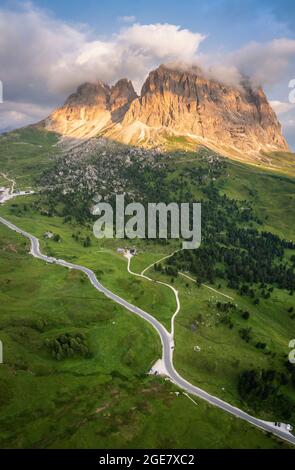 Vue aérienne du groupe Sassolungo pendant un lever de soleil d'été. Col Sella, Dolomiti, quartier de Bolzano, Trentin-Haut-Adige, Italie, Europe. Banque D'Images