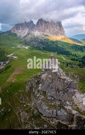 Vue aérienne du groupe Sassolungo pendant un lever de soleil d'été. Col Sella, Dolomiti, quartier de Bolzano, Trentin-Haut-Adige, Italie, Europe. Banque D'Images