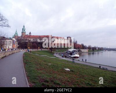 Château Wawel de Cracovie avec la Vistule en Pologne à l'automne Banque D'Images