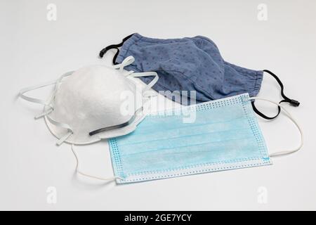 N95, masques chirurgicaux et en tissu. Choix de masques Covid-19, comparaison et concept de protection Banque D'Images