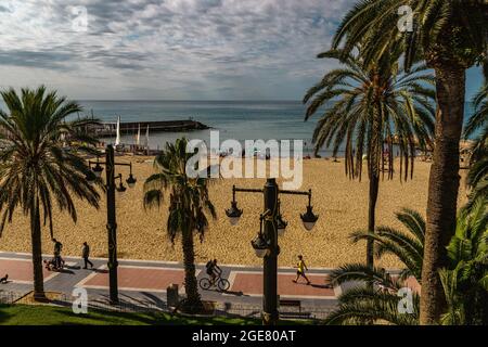 Sitges, Espagne. 17 août 2021. Les touristes et les résidents apprécient une matinée ensoleillée au front de mer de Sitges avec des températures modérées après la première vague de chaleur de l'Espagne de 2021 records de marquage depuis 1941 terminé dans la péninsule ibérique. Credit: Matthias Oesterle/Alamy Live News Banque D'Images