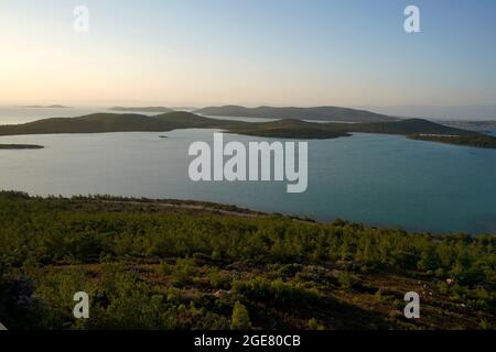 Coucher de soleil sur la colline Seytan SOFRASI à l'île de Cunda, Ayvalik, Turquie Banque D'Images