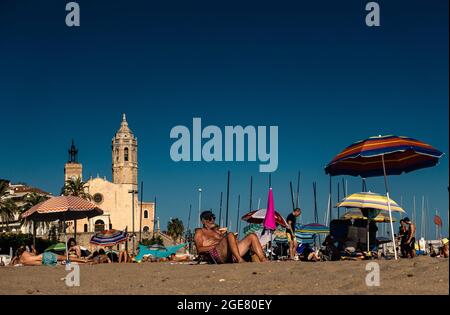 Sitges, Espagne. 17 août 2021. Les touristes et les résidents apprécient une matinée ensoleillée à la plage de Sitges avec des températures modérées après la première vague de chaleur de l'Espagne de 2021 records de marquage depuis 1941 terminé dans la péninsule ibérique. Credit: Matthias Oesterle/Alamy Live News Banque D'Images