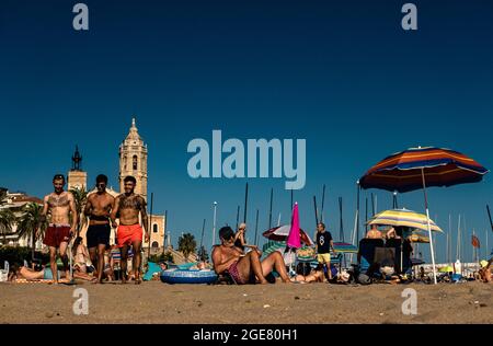 Sitges, Espagne. 17 août 2021. Les touristes et les résidents apprécient une matinée ensoleillée à la plage de Sitges avec des températures modérées après la première vague de chaleur de l'Espagne de 2021 records de marquage depuis 1941 terminé dans la péninsule ibérique. Credit: Matthias Oesterle/Alamy Live News Banque D'Images