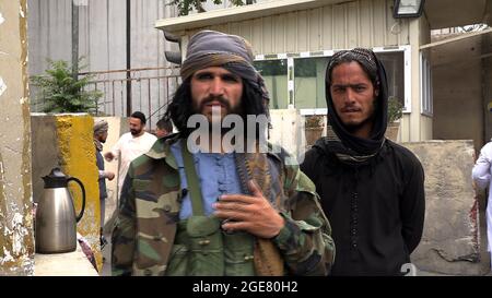 Kaboul, Afghanistan. 17 août 2021. Les combattants talibans gardent la garde avant l'arrivée du porte-parole des Taliban, Zabihullah Mujahid, pour sa première conférence de presse à Kaboul, en Afghanistan, le mardi 17 août 2021. Le porte-parole des talibans, Zabihullah Mujahid, a promis que les talibans respecteraient les droits des femmes, pardonneraient à ceux qui les ont combattues et garantiraient la sécurité de l'Afghanistan. Photo de Bashir Darwish/ Credit: UPI/Alamy Live News Banque D'Images