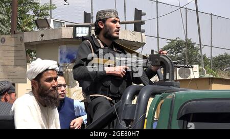 Kaboul, Afghanistan. 17 août 2021. Les combattants talibans gardent la garde avant l'arrivée du porte-parole des Taliban, Zabihullah Mujahid, pour sa première conférence de presse à Kaboul, en Afghanistan, le mardi 17 août 2021. Le porte-parole des talibans, Zabihullah Mujahid, a promis que les talibans respecteraient les droits des femmes, pardonneraient à ceux qui les ont combattues et garantiraient la sécurité de l'Afghanistan. Photo de Bashir Darwish/ Credit: UPI/Alamy Live News Banque D'Images