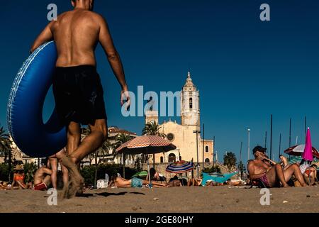 Sitges, Espagne. 17 août 2021. Les touristes et les résidents apprécient une matinée ensoleillée à la plage de Sitges avec des températures modérées après la première vague de chaleur de l'Espagne de 2021 records de marquage depuis 1941 terminé dans la péninsule ibérique. Credit: Matthias Oesterle/Alamy Live News Banque D'Images