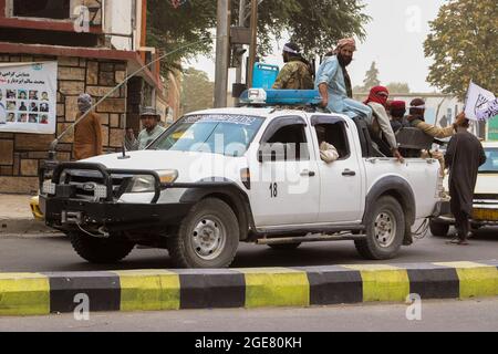 Kaboul, Afghanistan. 17 août 2021. Les combattants talibans gardent la garde avant l'arrivée du porte-parole des Taliban, Zabihullah Mujahid, pour sa première conférence de presse à Kaboul, en Afghanistan, le mardi 17 août 2021. Le porte-parole des talibans, Zabihullah Mujahid, a promis que les talibans respecteraient les droits des femmes, pardonneraient à ceux qui les ont combattues et garantiraient la sécurité de l'Afghanistan. Photo de Bashir Darwish/ Credit: UPI/Alamy Live News Banque D'Images