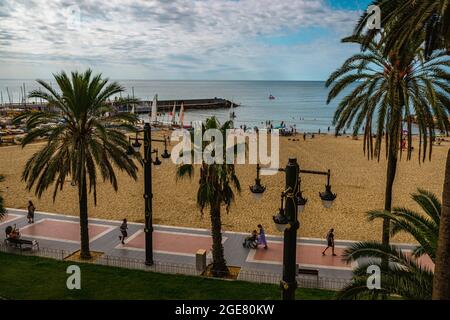 Sitges, Espagne. 17 août 2021. Les touristes et les résidents apprécient une matinée ensoleillée au front de mer de Sitges avec des températures modérées après la première vague de chaleur de l'Espagne de 2021 records de marquage depuis 1941 terminé dans la péninsule ibérique. Credit: Matthias Oesterle/Alamy Live News Banque D'Images