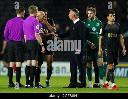 Nigel Adkins, directeur du sport de Charlton, parle à l'arbitre Charles Breakspear après le coup de sifflet final lors du match de la Sky Bet League One au stade MK, Milton Keynes. Date de la photo: Mardi 17 août 2021. Banque D'Images