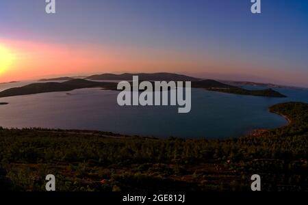 Coucher de soleil sur la colline Seytan SOFRASI à l'île de Cunda, Ayvalik, Turquie Banque D'Images