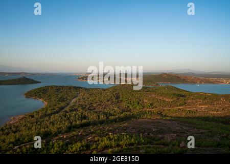 Coucher de soleil sur la colline Seytan SOFRASI à l'île de Cunda, Ayvalik, Turquie Banque D'Images