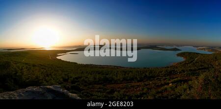 Coucher de soleil sur la colline Seytan SOFRASI à l'île de Cunda, Ayvalik, Turquie Banque D'Images