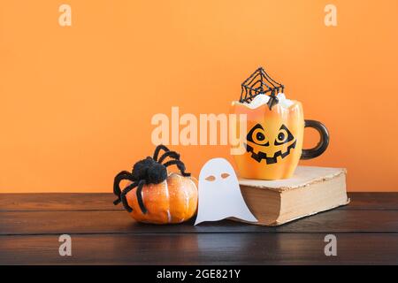 Halloween tasse de café décorer toile d'araignée, araignée noire, citrouille. Un cadeau d'horreur pour les fêtes. Banque D'Images