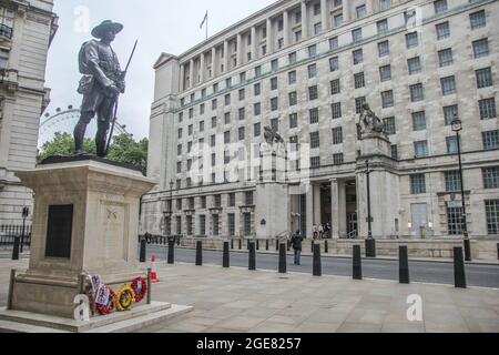 Londres, Angleterre, Royaume-Uni. 17 août 2021. Maria Gallastegui, activiste de la paix, résidente du pavé est de la place du Parlement entre 2006 et 2012, proteste avec sa mégaphone et mascotte sous la direction du ministre de la Défense, près du Mémorial du soldat Gurkha. Elle soutient la grève de la faim des soldats âgés de Gurkha à Whitehall, mais tente de créer un dialogue entre les deux parties. Comme les soldats de Gurkha sont en grève de la faim jusqu'à la mort et commencent à avoir de nombreux problèmes de santé, elle craint que « dans quelques jours il y aura une tragédie. Parce qu'ils sont des manifestants du pacifique, mais ils le sont Banque D'Images