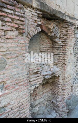 Texture de mur de vieilles briques brutes et de la pierre. Vieux murs détruits par le temps. Banque D'Images