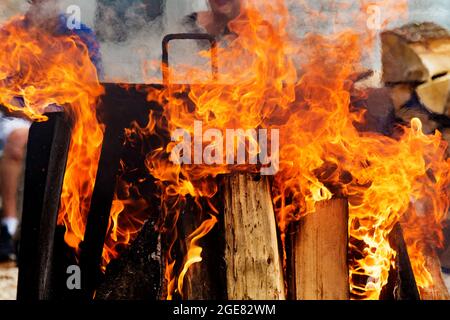 Les flammes entourent le pot rempli de poisson bouillante à la populaire porte County Fish Boil Banque D'Images